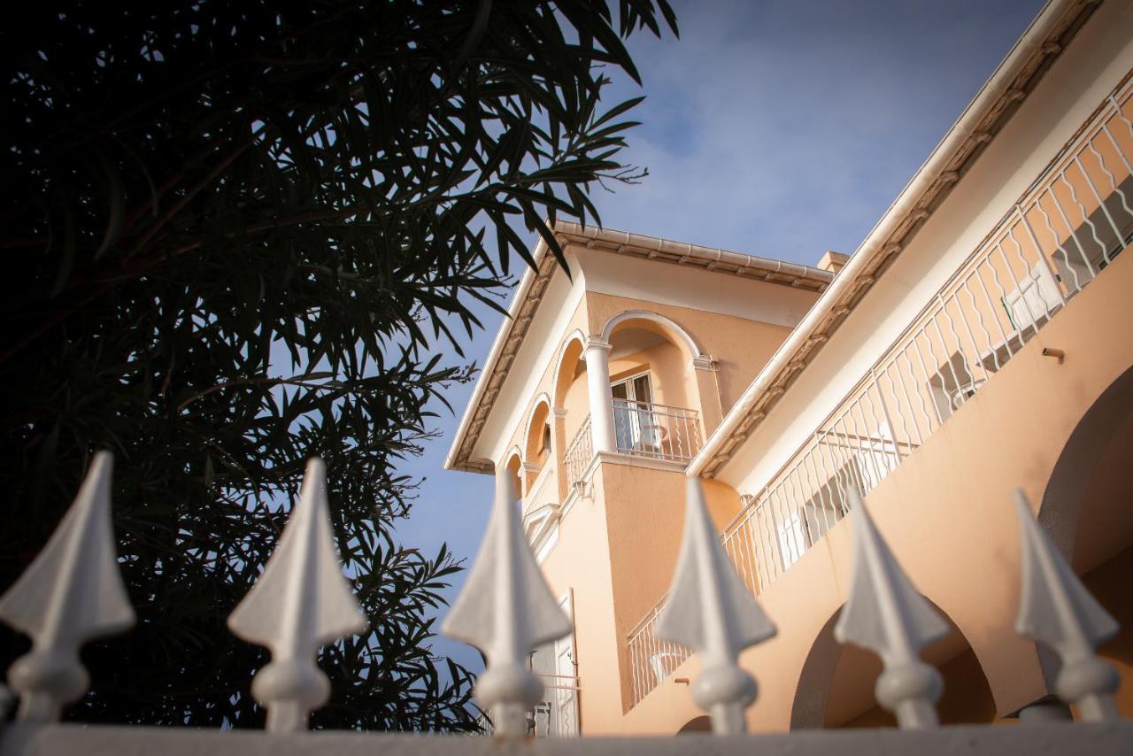 Hotel Et Appartements Reine D'Azur Roquebrune-Cap-Martin Bagian luar foto